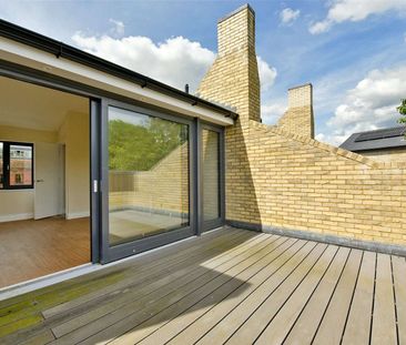 A brand new three storey town house with wonderful roof terrace in the heart of Windsor Town. - Photo 1