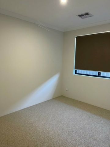 Stunning 4 Bedroom 2 Bathroom Home - Photo 2