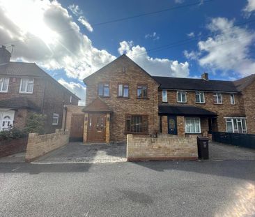 4 bedroom end of terrace house to rent - Photo 1