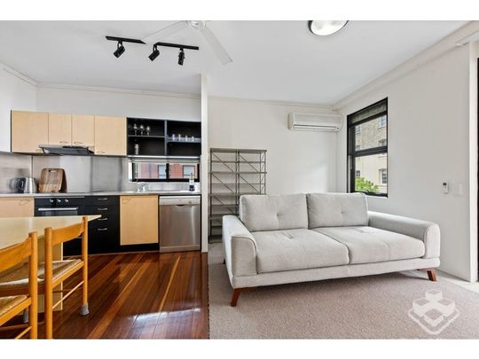 Fully Furnished One-Bedroom Apartment in the Heart of Teneriffe - Photo 1