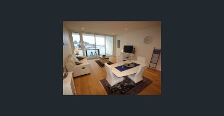 HARBOURSIDE LIVING - FULLY FURNISHED APARTMENT - Photo 3