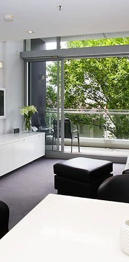 Stylish Split-Level Apartment in the Iconic Ikon Building Prime Potts Point Location - Photo 1