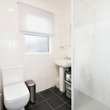 House Share to rent - Catford Hill, London, SE6 - Photo 4