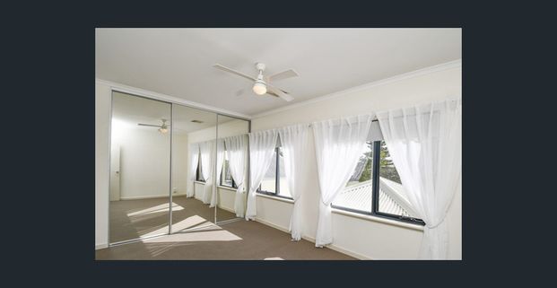 Spacious 4 Bedroom Home with Canal Views! - Photo 1