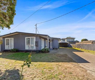 3-Bedroom Home with Dual Sheds, Minutes from Beach & Schools - Photo 2
