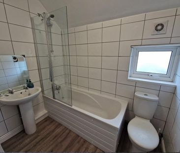 3 bedroom terraced house to rent - Photo 2