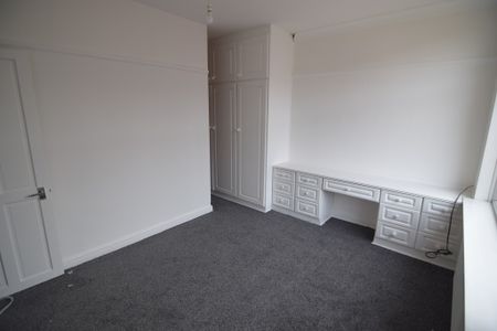 To Let 4 Bed Mid Terraced House - Photo 3