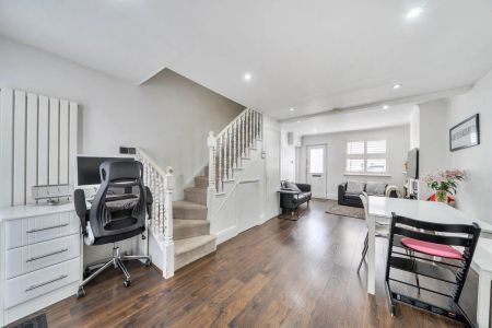 3 bed end of terrace house to rent in Primrose Gardens, Bushey, WD23 - Photo 4