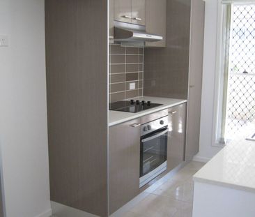 PET FRIENDLY! MODERN 3 BEDROOM TOWNHOUSE NEAR NORTH LAKES! - Photo 3