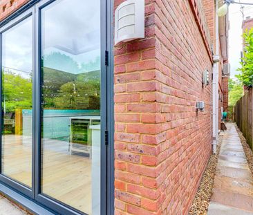 Five bedroom family home with driveway parking and lovely garden in... - Photo 6