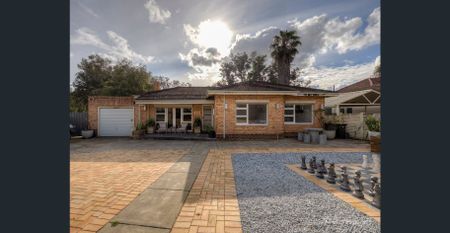 Funky 2-Bed, 2-Bath Home on Huge 1,012m² Block - Photo 4