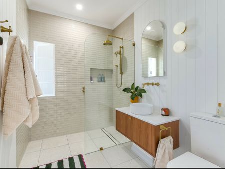 Renovated Two Bedroom Enoggera Cottage With Study Nook And Designer Bathroom - Photo 2