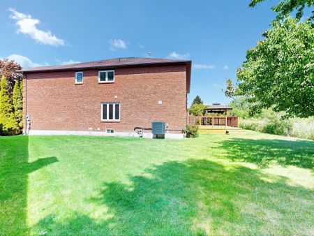 For Lease - 22 A Waltham Crescent, Richmond Hill, Ontario - Photo 2