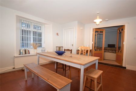 2 bed terraced house to rent in High Street, Scarborough, YO13 - Photo 2