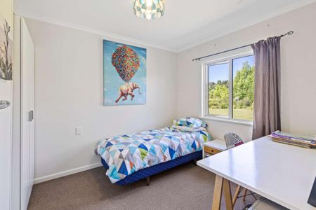 Sunny lifestyle home with expansive rural outlook - Photo 4