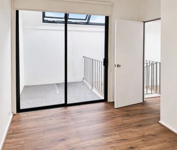 LOFT STYLE WAREHOUSE LIVING NEAR CAMPDERDOWN COMMONS - Photo 2