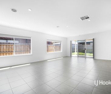 16 Wolin Drive, Tarneit VIC - Photo 2