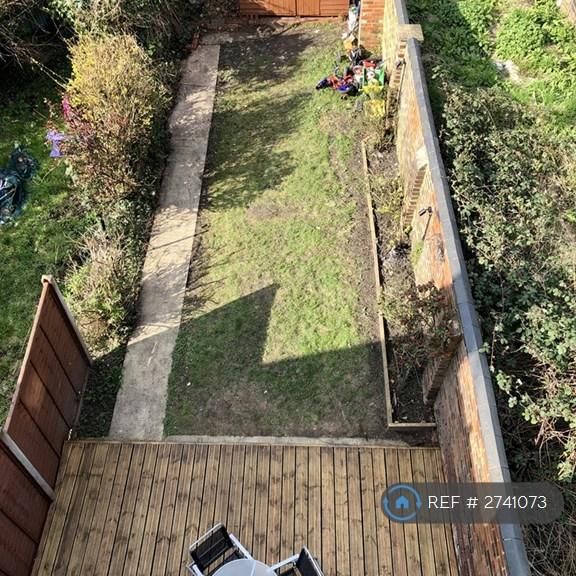 4 bedroom end of terrace house to rent - Photo 1