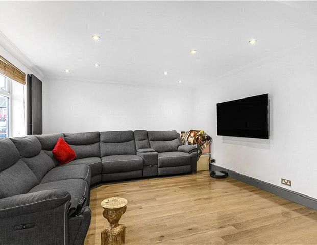 3 Bed Semi-Detached House, Cranford Lane, TW5 - Photo 1