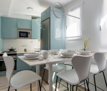 Spacious room with balcony in Madrid - Photo 3