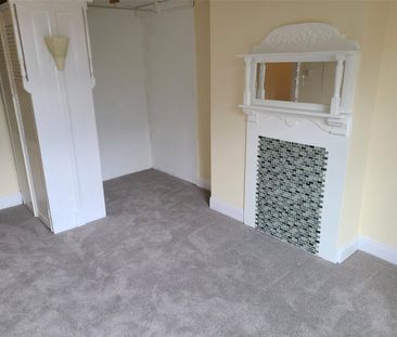 Moor End Lane, Dewsbury, West Yorkshire, WF13 - Photo 2