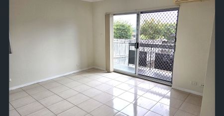 Light-filled and breezy, freshly painted - Photo 4