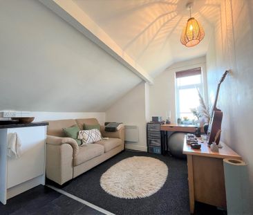 We are pleased to offer To Let this quiet, clean and comfortable gr... - Photo 2