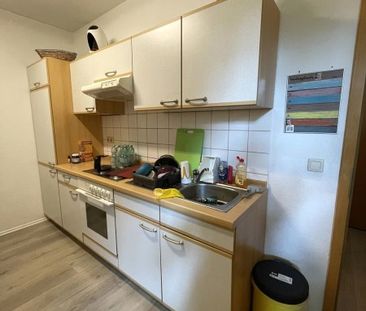 Gemütliche Single-Wohnung mit Einbauküche auf dem Markt - Photo 3