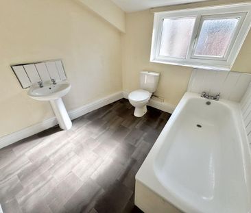 3 bedroom flat to rent - Photo 4