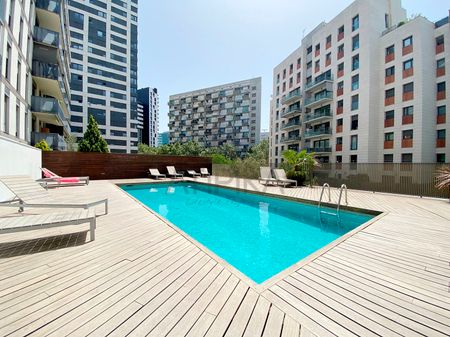 Ático en alquiler con piscina comunitaria y parking en Diagonal Mar, Barcelona - Photo 2