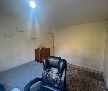 Room in a Shared House, Long Drive, W3 - Photo 1