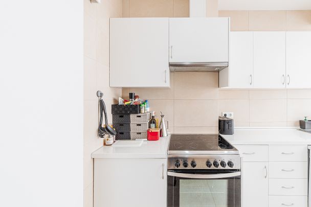 APARTAMENTO T2 TOTALMENTE REMODELADO NA AJUDA SEM MÓVEIS - Photo 1