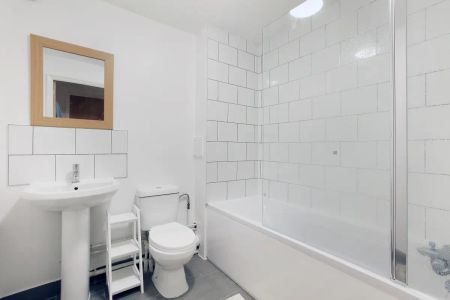 2 bedroom flat in Balham High Road - Photo 2