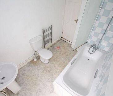 2 bedroom end of terrace house to rent - Photo 4