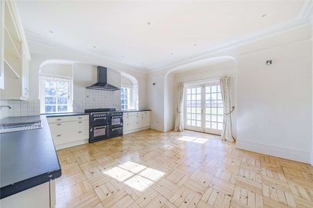 An impressive family home surrounded by splendid rural farmland - Photo 5