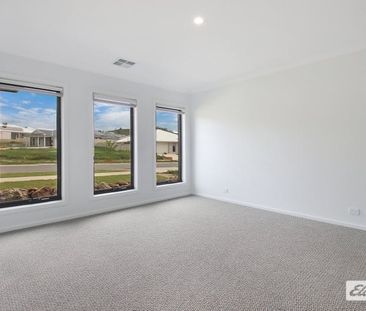 Spacious & Stylish Family Home with All the Extras! - Photo 3