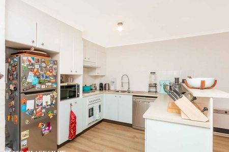 Perfectly Located 2 Bedroom Apartment in Cavill Terrace - Photo 3