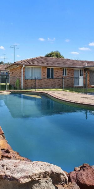 FANTASTIC FAMILY HOME WITH SWIMMING POOL! - Photo 1