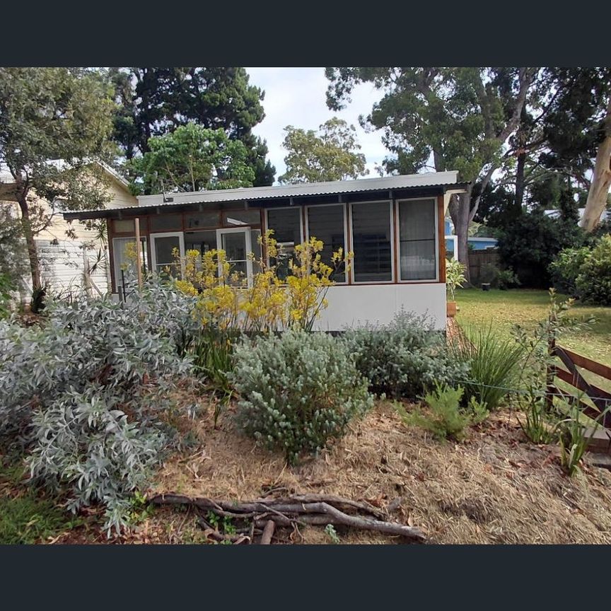 Renovated Island Cottage – UNFURNISHED- Ferry Commute, Beaches & Pet Friendly - Photo 1