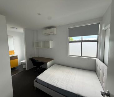 Spacious Room with Private Ensuite – Fully Furnished - Photo 4