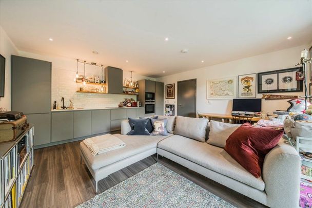 Goldsmiths Row, Broadway Market, E2 - Photo 1