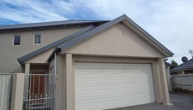 Gorgeous 3 Bedroom Townhouse! - Photo 1