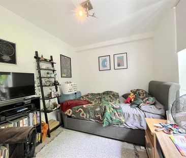 3 bedroom flat to rent - Photo 4
