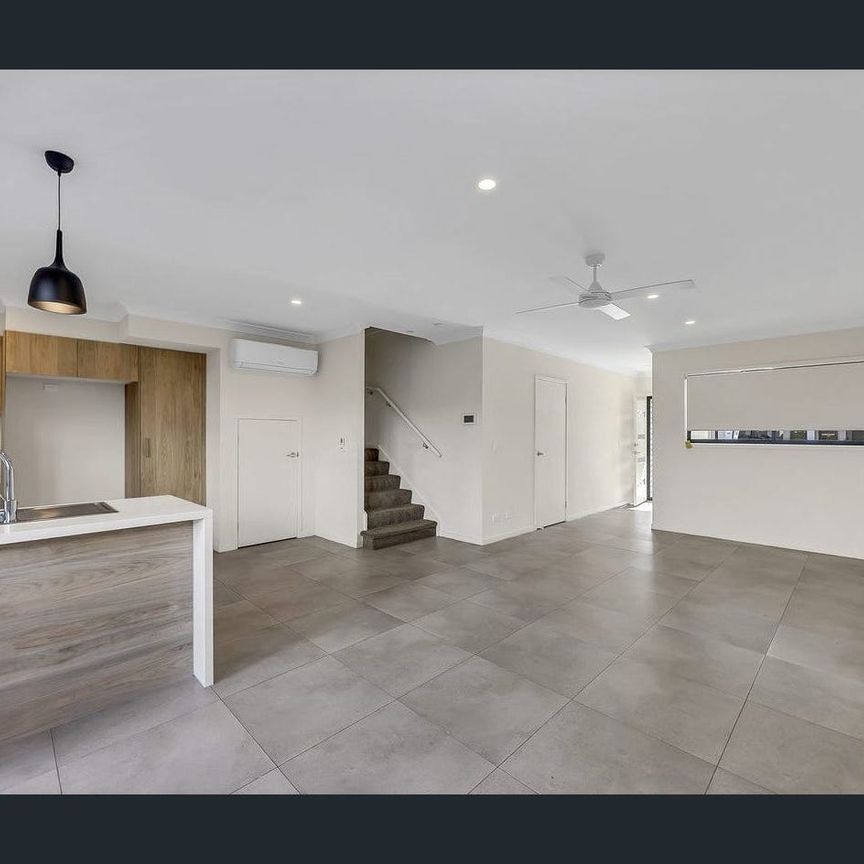 Modern 3 bedroom Townhouse with extra Media room - Photo 1