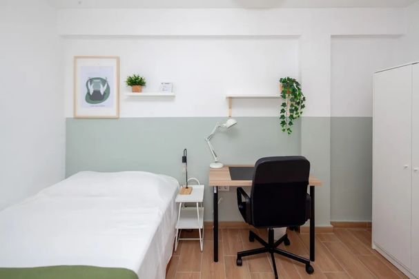 Carrer de la Pianista Empar Iturbi, Valencia, Valencian Community 46007 - Photo 1