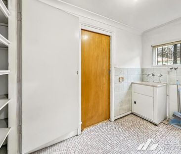 Recent Refurbished 3 Bedroom Home with only 300m to Station and Shops - Photo 6