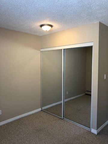 Amazing 2 Bedroom Top Floor Apartment!! - Photo 4