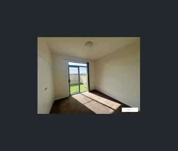 Three Bedroom Apartment with City Views! - Photo 6