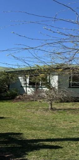 Spacious 3-Bedroom Home with Sleepout & Pool - Photo 2