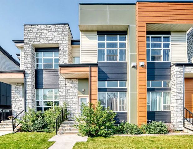 Townhouse with Canal and Greenspace View! — 3 Bedrooms Townhouse - Photo 1